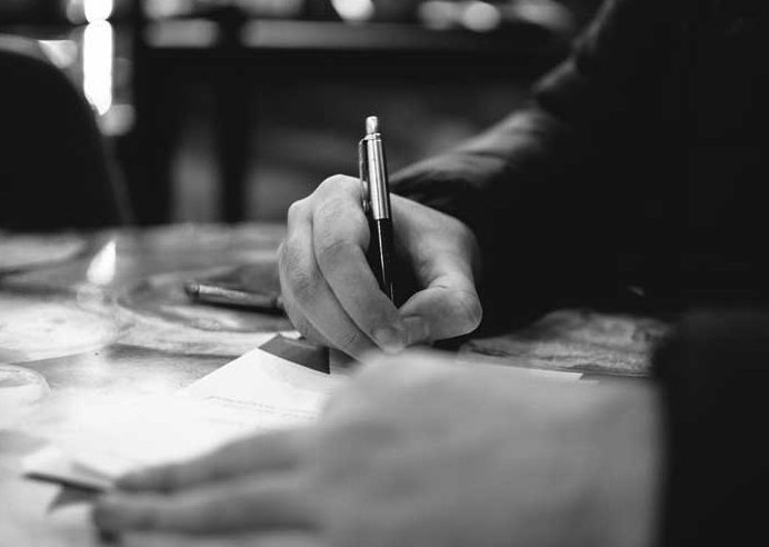 Come-scrivere-una-biografia-articolo-ale-perotti editare un libro